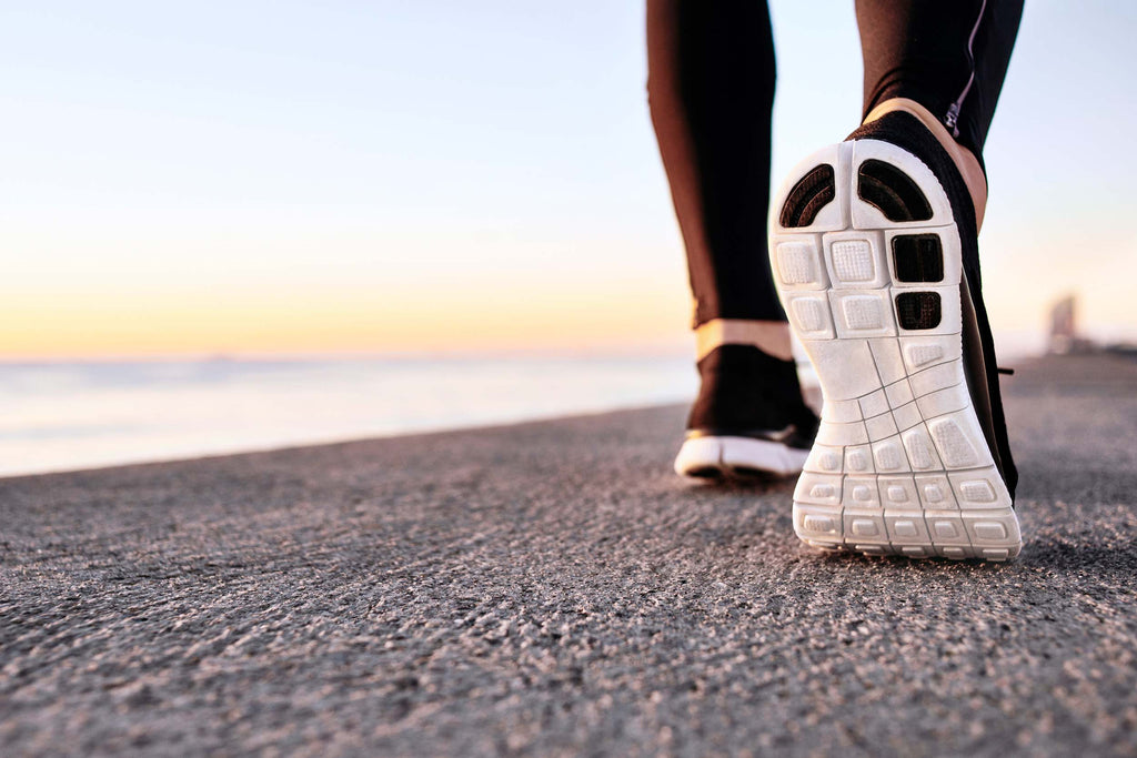 Beneficios de caminar con la cinta inclinada frente a correr